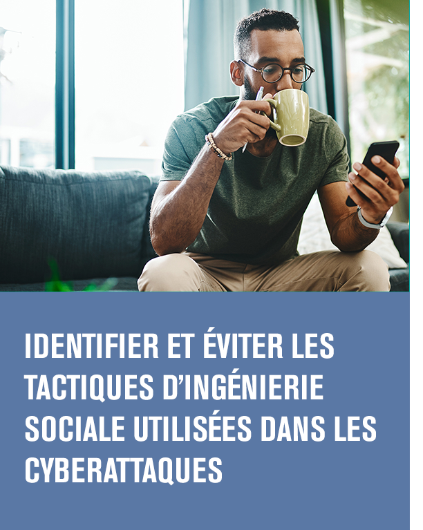 Un homme assis sur un canapé regarde son cellulaire tout en buvant un café. Titre de l’article – Trois façons de détecter les tactiques d’ingénierie sociale utilisées par les criminels. 